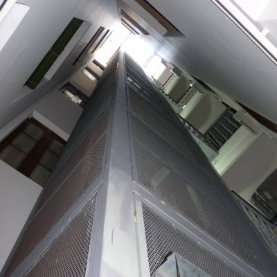 Barcelona – Ascensor oleodinàmic sense cambra maquinaria amb estructura metàl·lica
