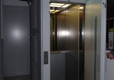 Barcelona – Ascensor oleodinàmic sense cambra maquinaria amb estructura metàl·lica