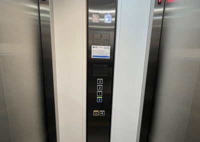 Interior del ascensor eléctrico