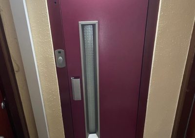 Substitució de portes d'ascensor a Barcelona. Porta antiga batent.