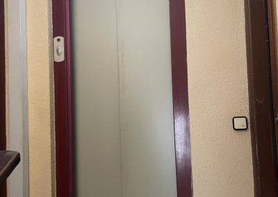 Substitució de portes d'ascensor a Barcelona. Procés de canvi.