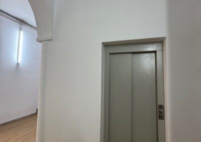 Acceso a planta intermedia en el ascensor 1