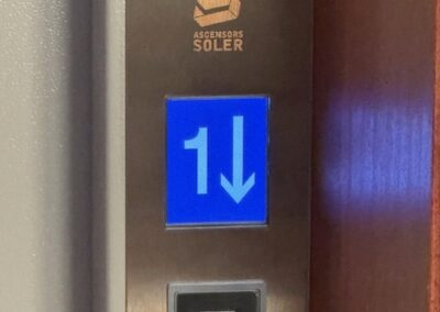 Panel interior del ascensor 1