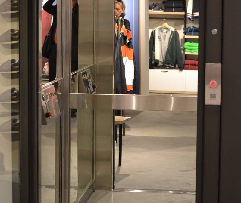 INSTAL LACIÓ D'ASCENSOR A LA BOTIGA LE COQ SPORTIF