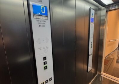 Detalles interior ascensor eléctrico