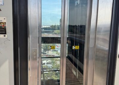 Accés a l'ascensor elèctric
