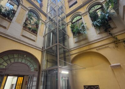 Ascensor amb estructura metàl·lica i tancament de vidre
