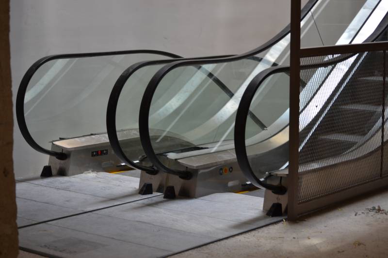 INSTALACIÓN DE ASCENSOR Y ESCALERA MECÁNICA EN TIENDA EN PORTAFERRISSA
