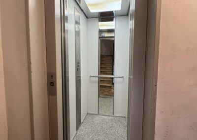Interior de l'ascensor elèctric