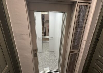Ascensor elèctric sense cambra de màquines