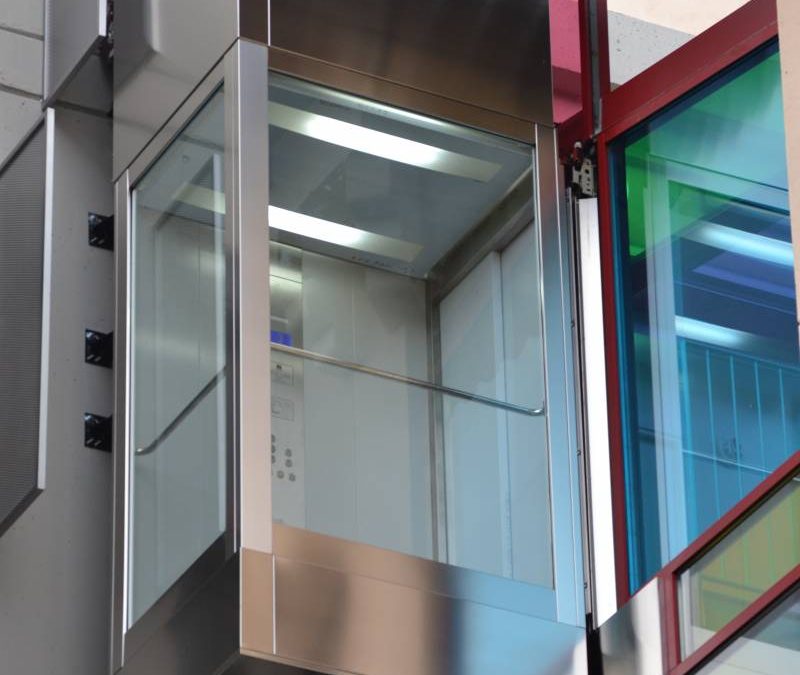 PUESTA EN MARCHA DE ASCENSOR TOTALMENTE EXTERIOR Y PANORÁMICO DE 8 PERSONAS